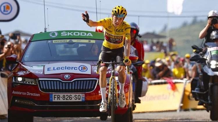 Jonas Vingegaard (Jumbo Visma) berhasil mengalahkan Pogacar di puncak Hautacam di Tour de France etape 18.