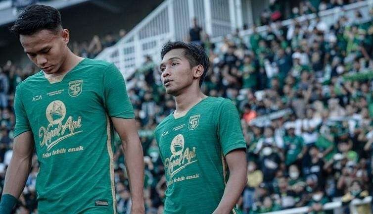 M Zaenuri (kanan) saat berseragam Persebaya dalam laga uji coba menghadapi Persis Solo di Stadion Gelora Bung Tomo, Surabaya. (Foto: Istimewa)