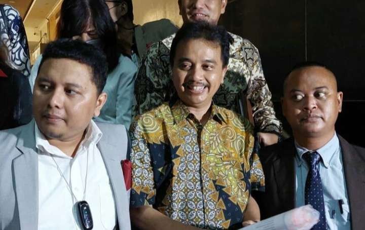 Mantan Menpora Roy Suryo (tengah) didampingi pengacaranya setelah menjalani pemeriksaan di Polda Metro Jaya. (Foto: Istimewa)
