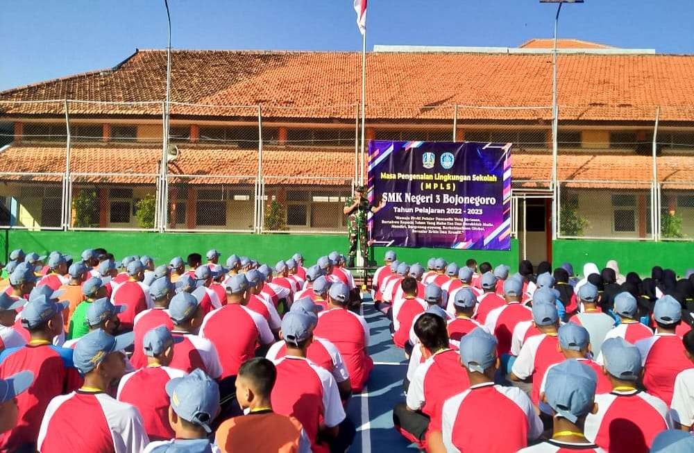 TNI memberi materi wawasan kebangsaan saat Masa Pengenalan Lingkungan Sekolah di SMK Negeri 3 Bojonegoro, Jawa Timur, Jumat 22 Juli 2022. (Foto: Ahmad Sampurno/Ngopibareng.id)