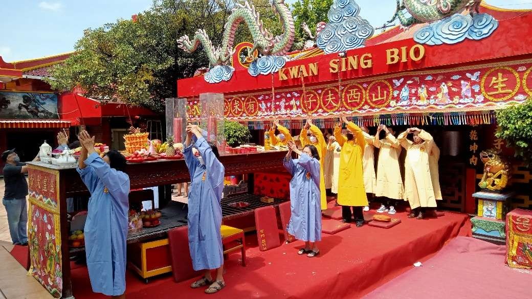 Umat Tri Dharma se-Indonesia melaksanakan sembahyang dan doa bersama dalam rangka memperingati HUT Dewa Kong Co Kwan Sing Tee Koen di Klenteng Tuban (Khoirul Huda/Ngopibareng.id)
