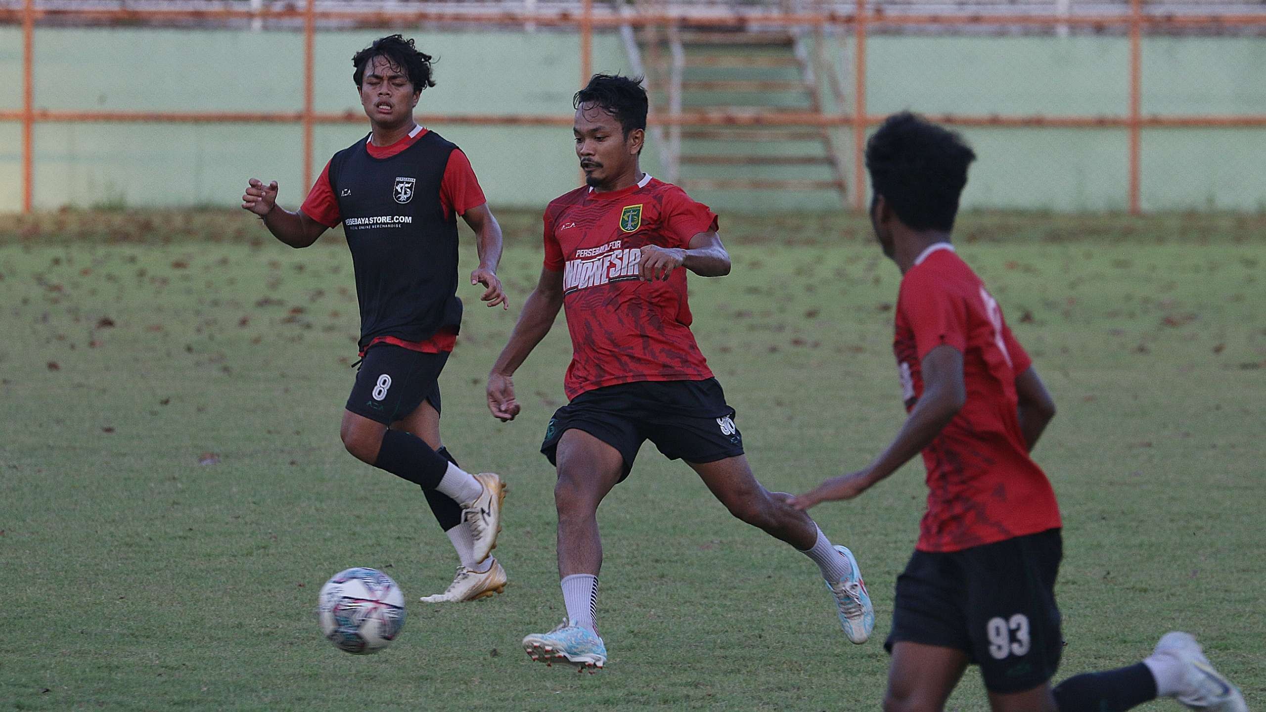 Pemain Persebaya, M Hidayat (tengah) dan rekan-rekannya saat menjalani latihan di Stadion Gelora 10 November, Surabaya. (Foto: Fariz Yarbo/Ngopibareng.id)
