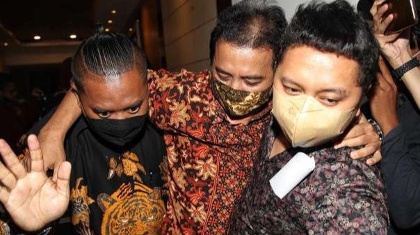 Roy Suryo usai menjalani pemeriksaan sebagai tersangka kasus penistaan agama di Polda Metro Jaya. (Foto: Dtk)