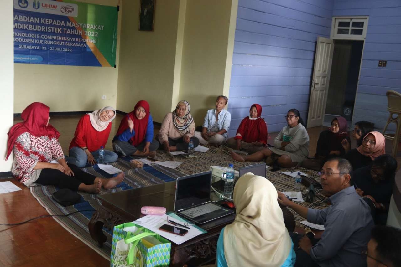 Pelatihan e-Comprehensive Reporting Kampung Kue Surabaya oleh dosen UHW Perbanas. (Foto: Istimewa))