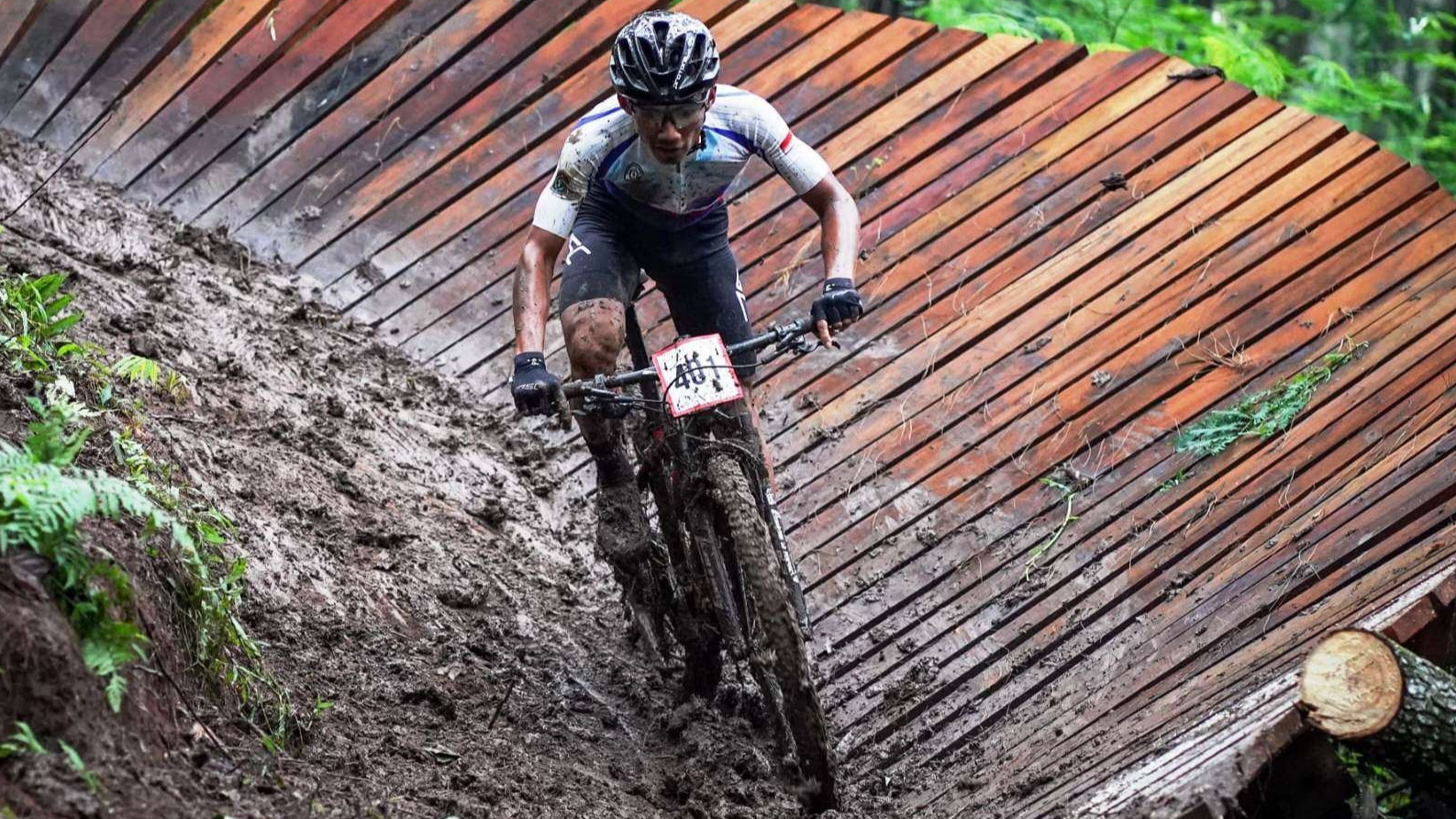 Para atlet pembalap sepeda gunung harus berjibaku di Agathis Forest Track di nomor Enduro Kejurnas Balap Sepeda INC 2022 di Banyuwangi (Foto: Istimewa)