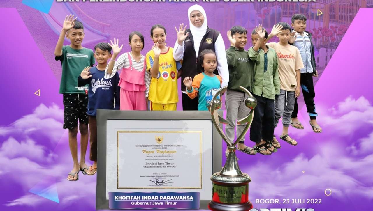 Gubernur Jawa Timur bersama penghargaan  dan predikat Provinsi layak anak dari KPPPA RI. (Foto: Istimewa)