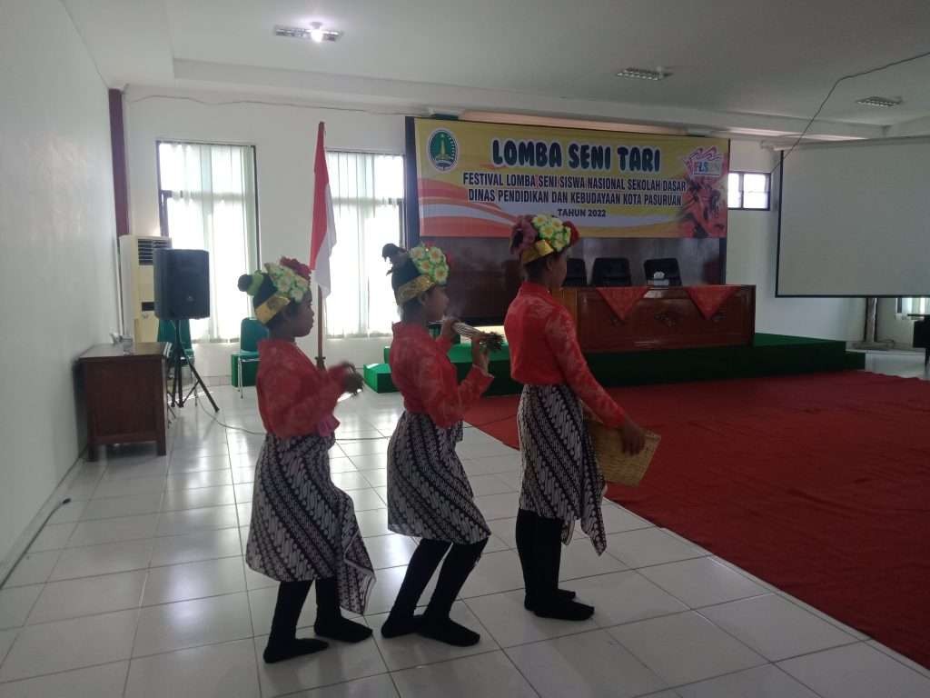 Salah satu jenis lomba yang dipertandingkan dalam festival dan lomba seni siswa nasional yaitu lomba seni tari yang dilaksanakan di aula Dispensikbud Kota Pasuruan. (Foto: Istimewa)