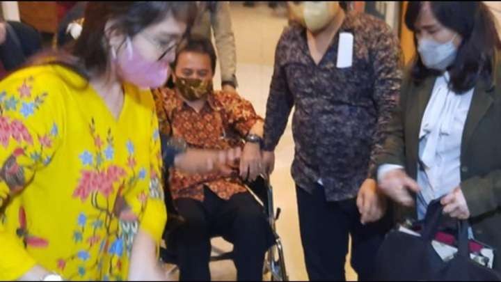 Roy Suryo keluar dari ruangan pemeriksaan penyidik di gedung Ditreskrimum Polda Metro Jaya  menggunakan kursi roda. (Foto: Istimewa)