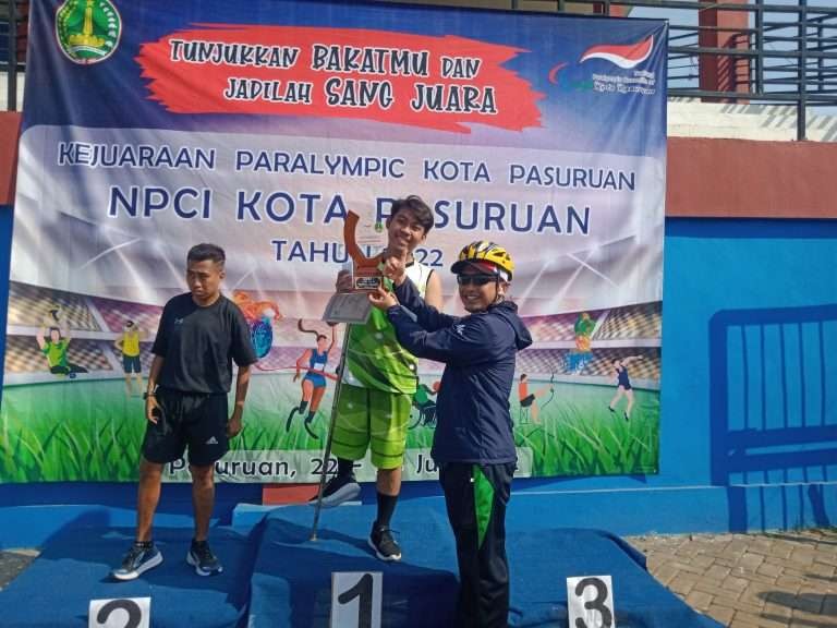 Wakil Walikota Pasuruan menyerahkan medali kepada pemenang lari jarak jauh KEPARKOT Pasuruan. (Foto: Istimewa)