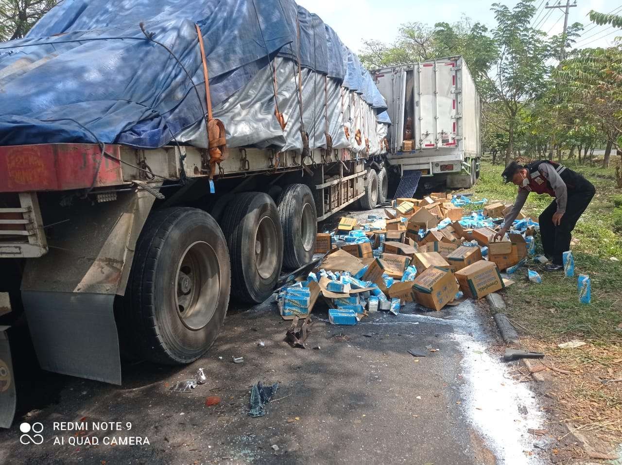 Kondisi truk bermuatan susu kemasan setelah ditabrak truk lain karena sopir mengantuk (Foto:Imron Rosidi/ngopibareng.id)