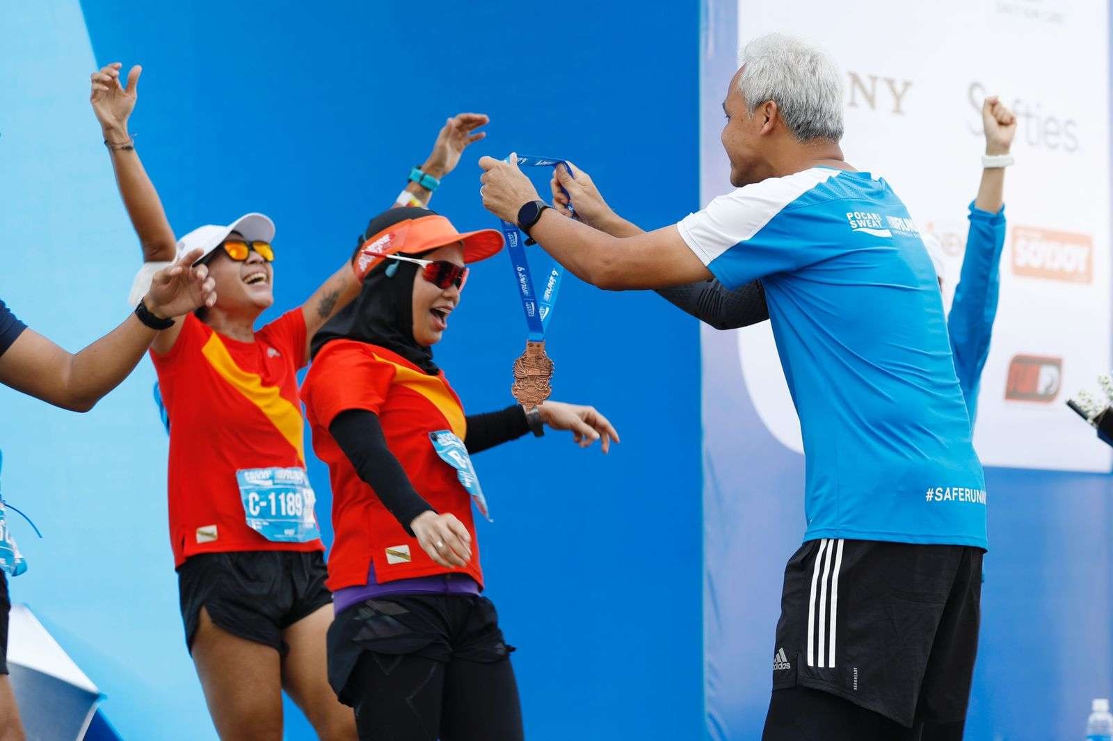 Gubernur Jawa Tengah, Ganjar Pranowo bangga dengan prestasi istrinya, Siti Atikoh, raih medali pertama maraton 24K di Bandung, Minggu 24 Juli 2022. (Foto: Istimewa)