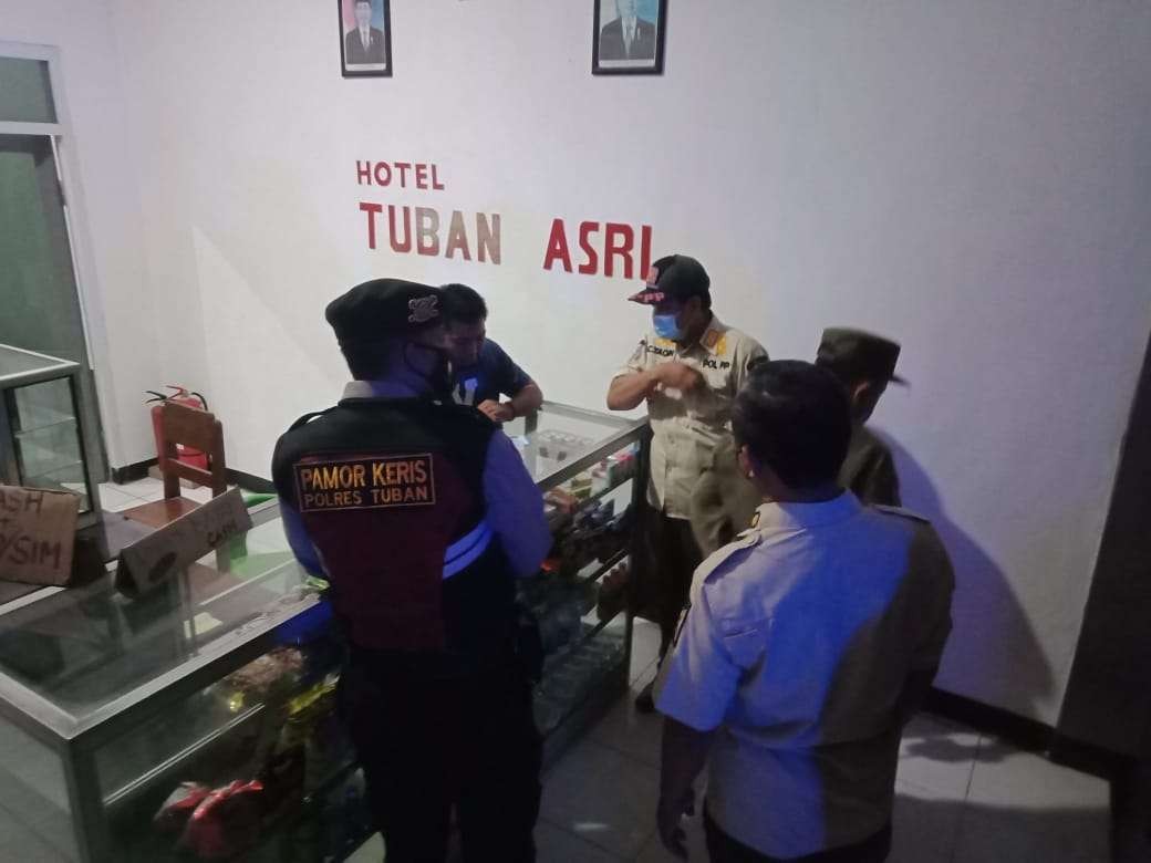 Petugas gabungan saat melakukan penyisiran di Hotel Tuban Asri. (Foto: Dokumen Satpol PP Tuban)