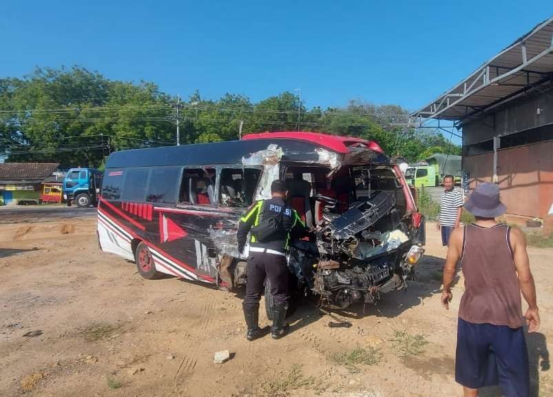Kondisi kendaraan Elf yang ringsek bagian depan, usai terlibat kecelakaan maut di Jalur Pantura Tuban, Jawa Timur. (Foto: Istimewa)