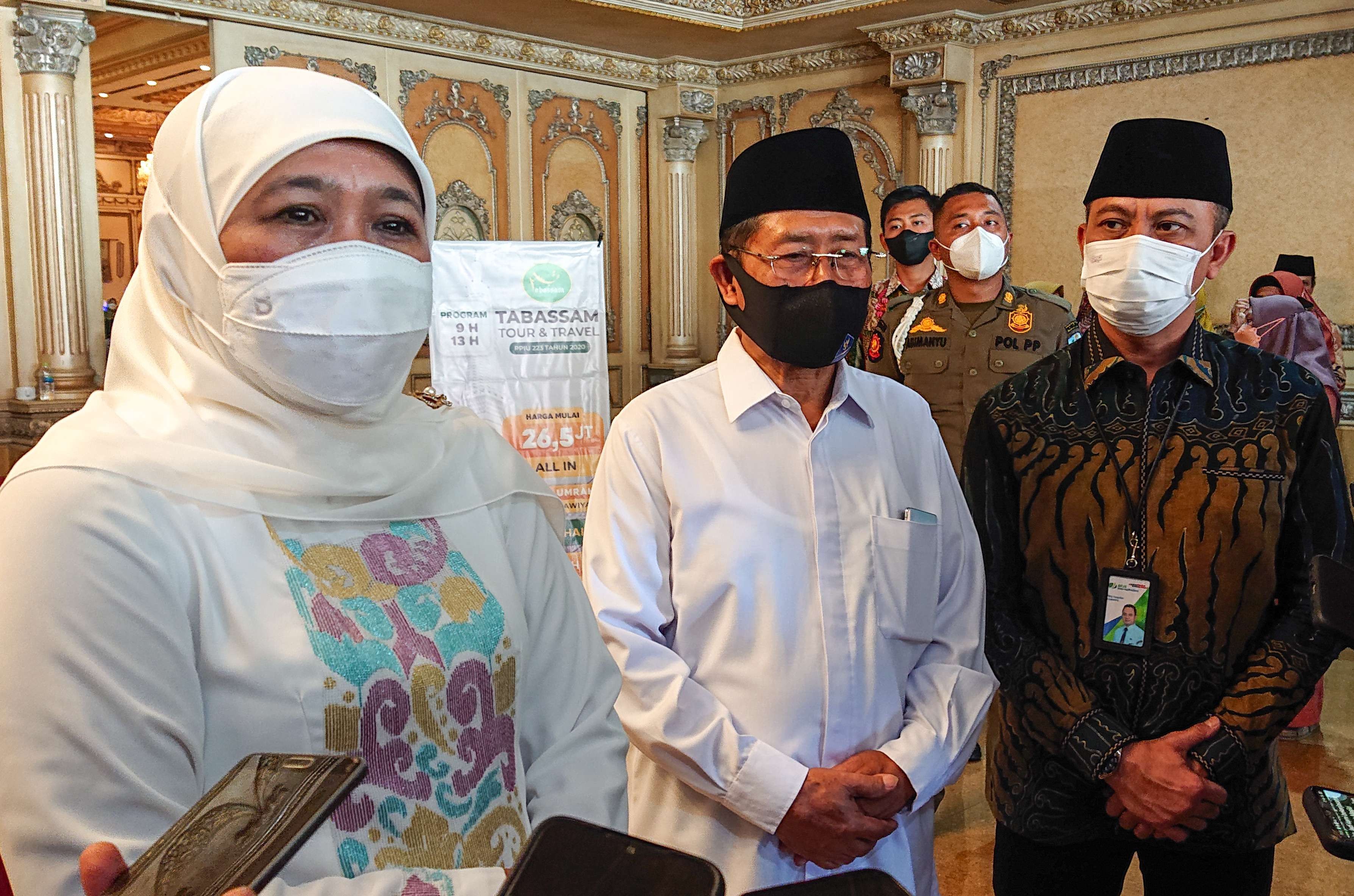 Gubernur Jawa Timur Khofifah Indar Parawansa (kiri) bersama Ketua DMI Jatim, M Roziki (tengah) mendukung masjid sebagai sentra pemberdayaan ekonomi. (Foto: Aini Arifin/Ngopibareng.id)