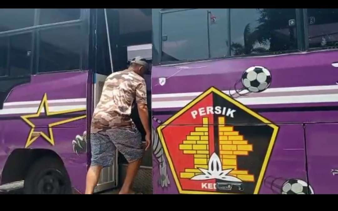 Bus Mini  Saksi Sejarah Persik Juara Liga 3 Hingga Promosi Liga 1 , Terbengkalai  (fen/ngopibareng.id)