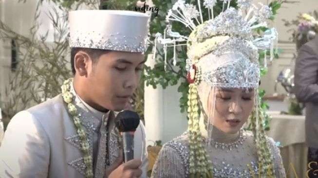 Komika Bintang Emon menikahi Alca Octaviani dengan maskawin Rp 36,05 juta pada Minggu, 24 Juli 2022. (Foto: YouTube Bintang Emon)