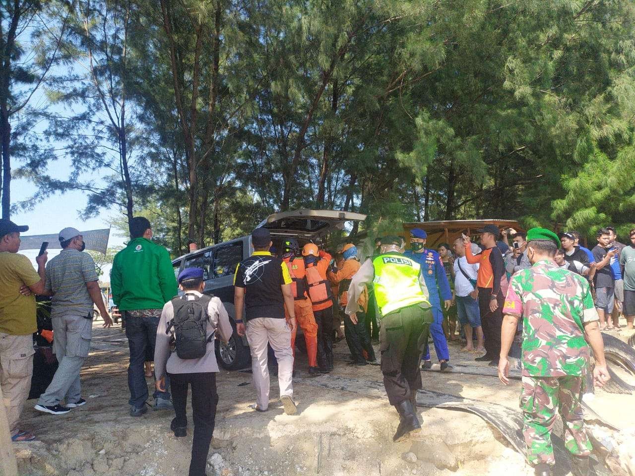 Petugas gabungan saat evakuasi mayat yang ditemukan di kawasan Pantai Semilir Desa Socorejo, Kecamatan Jenu. (Foto: Dokumen Polsek Jenu)