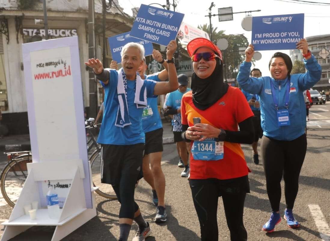 Gubernur Jawa Tengah dan istrinya mengikuti lomba lari 10 k Pocari Sweat Run Indonesia 2022 di Bandung. (Foto: Istimewa)
