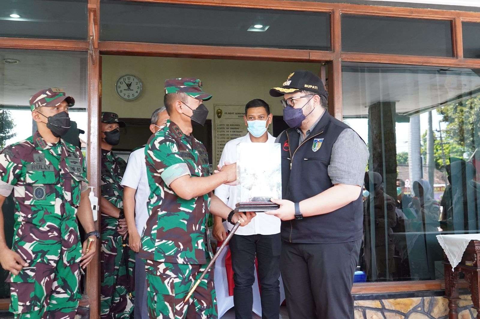 Bupati Kediri Hanindhito Himawan Pramana saat menerima Pangdam V/Brawijaya Mayjen TNI Nurcahyanto  Senin 25 Juli 2022. (Foto: istimewa)