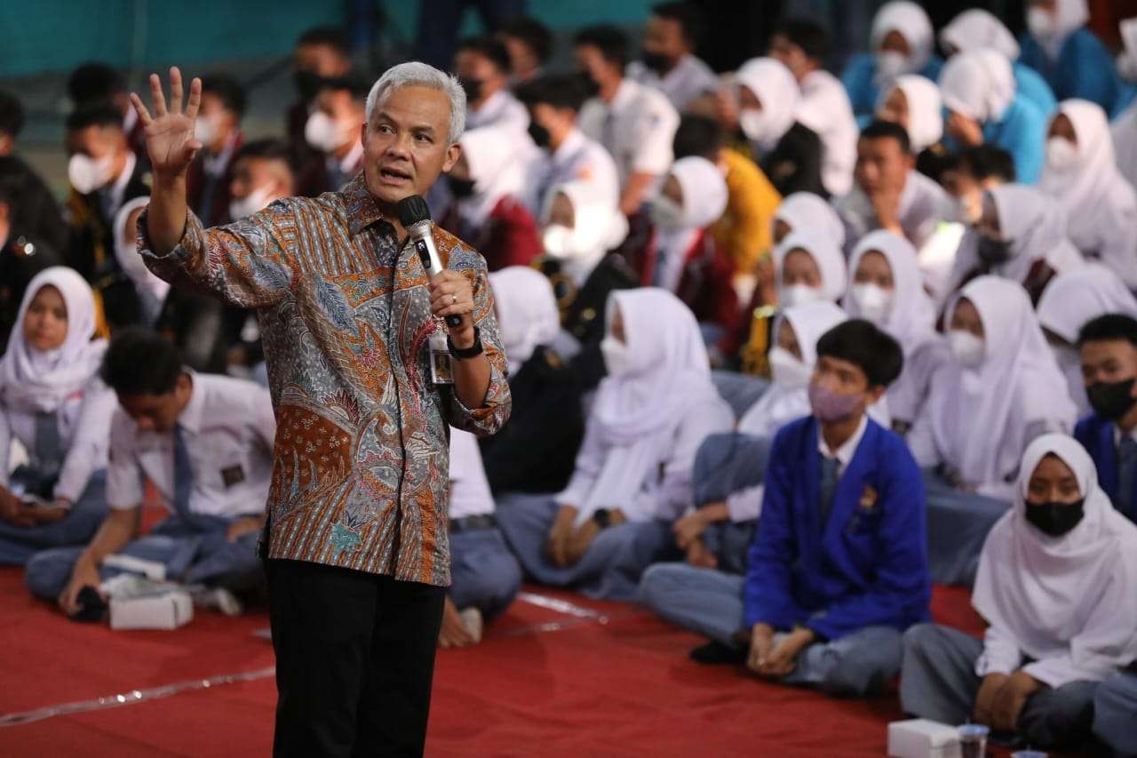 Gubernur Jawa Tengah Ganjar Pranowo mengajarkan Ilmu Titen sebagai bentuk mitigasi bencana alam di Banjarnegara. (Foto: Istimewa)