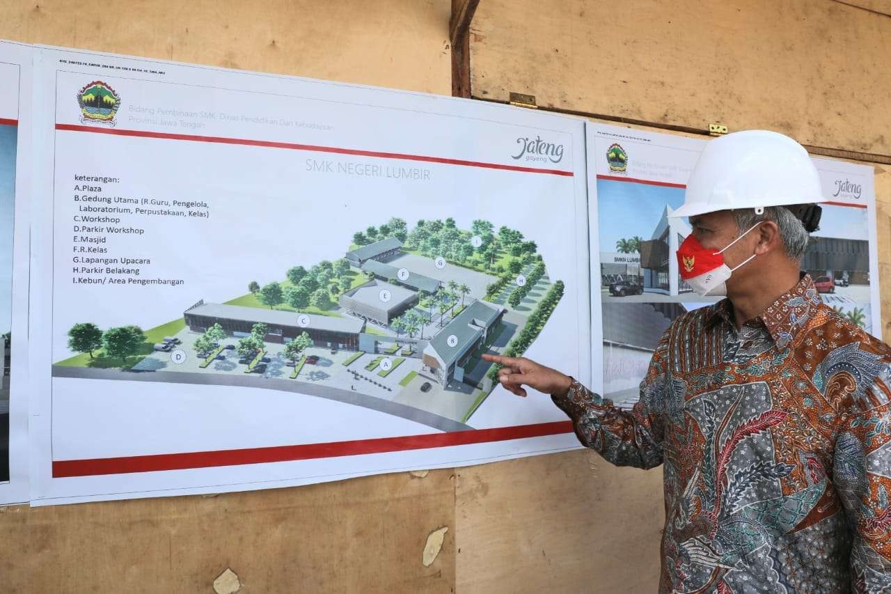 Gubernur Jawa Tengah Ganjar Pranowo memantau proyek pembangunan Sekolah Menengah Kejuruan Negeri (SMKN) Lumbir, Kabupaten Banyumas, untuk menjaga kualitas dan integritas. (Foto: Istimewa)