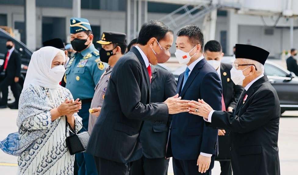 Presiden Jokowi didampingi Ibu Negara Iriana berpamitan ke Wapres Ma'ruf Aamin di Bandara Soekarno Hatta, untuk kunjungan kerja ke Asia Timur meliputi China, Jepang, dan Korea Selatan. (Foto: Setpres)