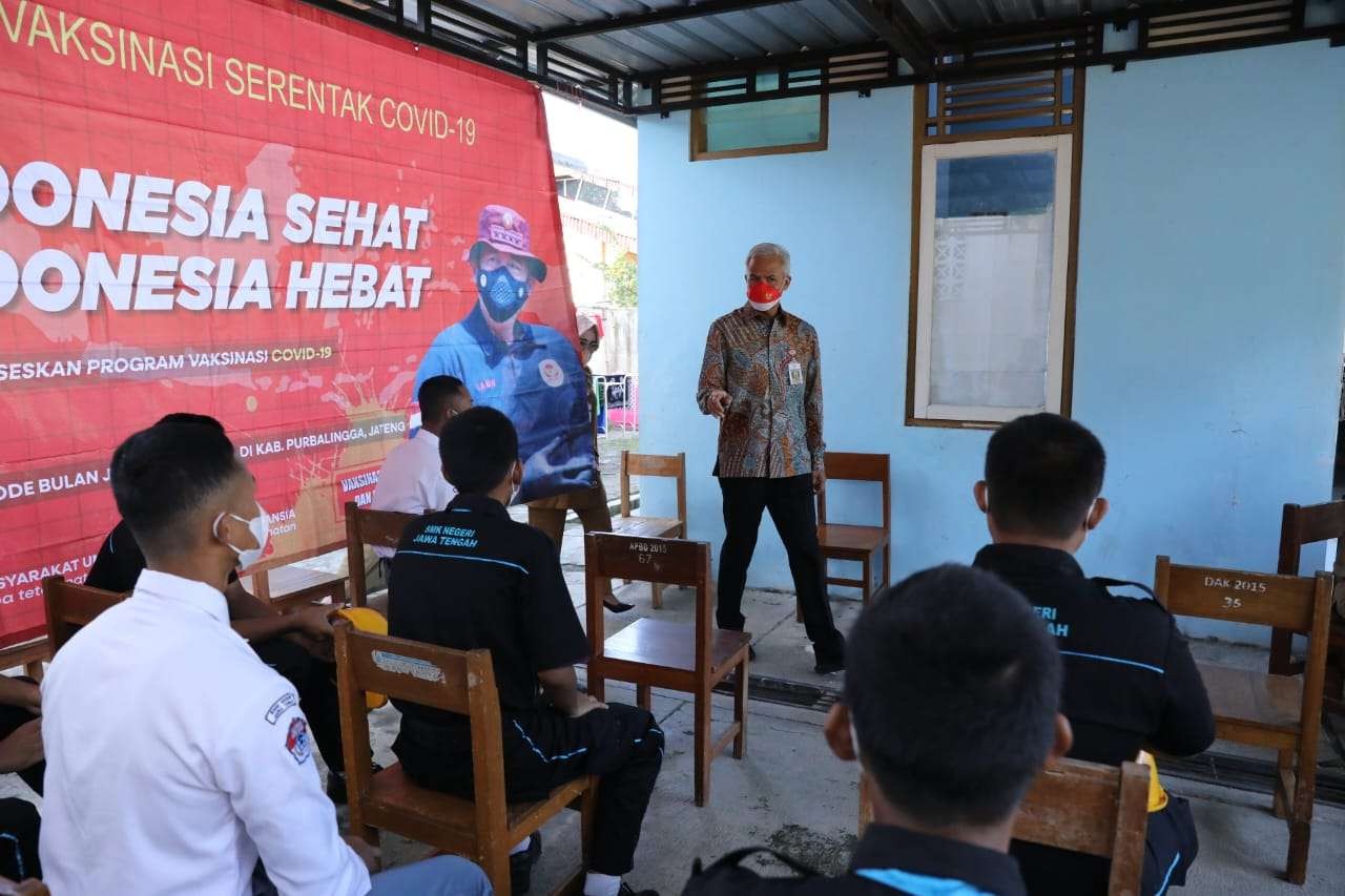 Gubernur Jawa Tengah Ganjar Pranowo  mengunjungi Sekolah Menengah Kejuruan Negeri (SMKN) Jawa Tengah di Purbalingga, Senin 25 Juli 2022. SMKN sebagai salah satu langkah jangka panjang entaskan kemiskinan. (Foto: Istimewa)