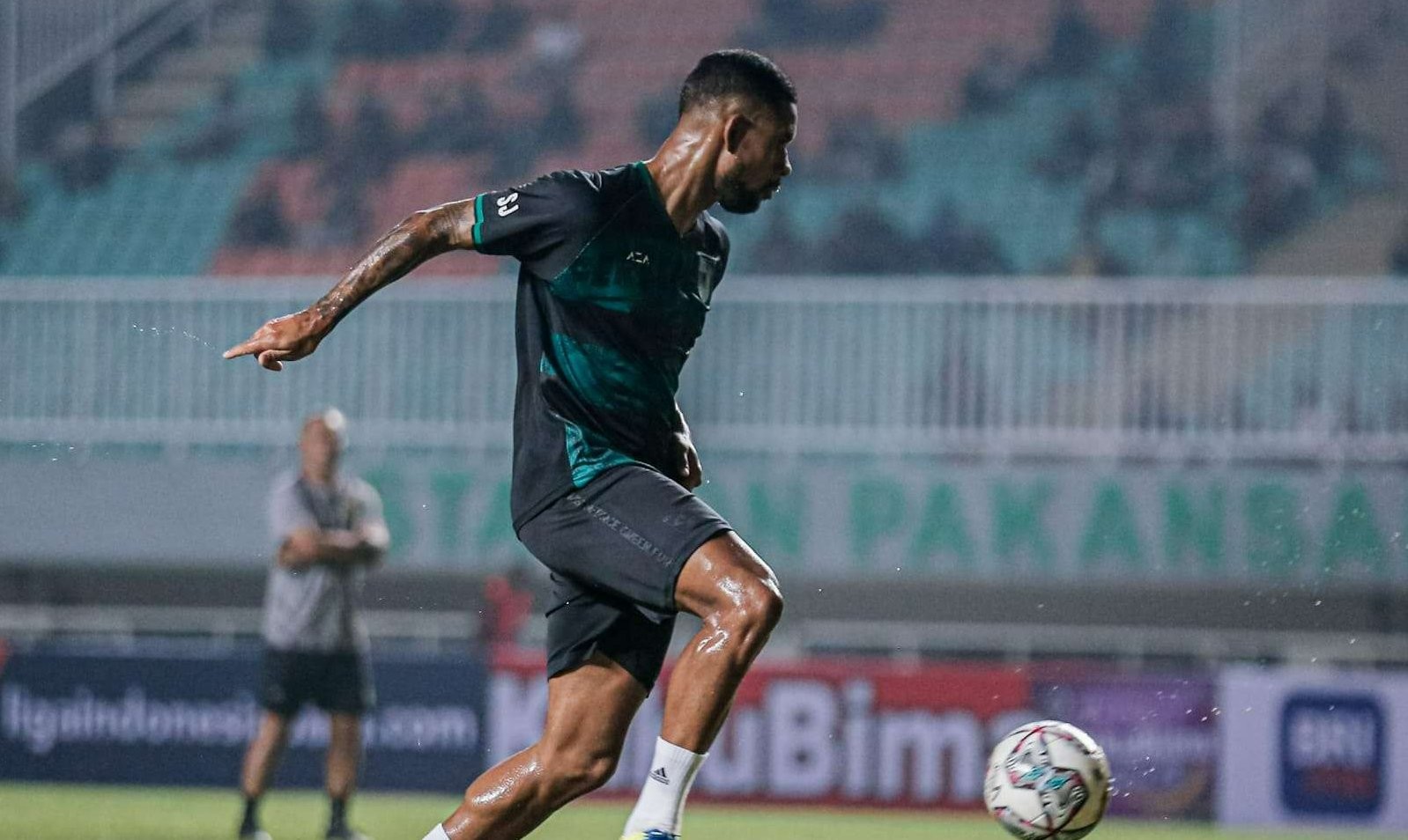 Striker asing Persebaya, Silvio Junior, gagal membawa Bajul Ijo mencuri poin menyusul kekalahan 0-1 dari Persikabo di laga perdana Liga 1 2022-2023 di Stadion Pakansari, Bogor