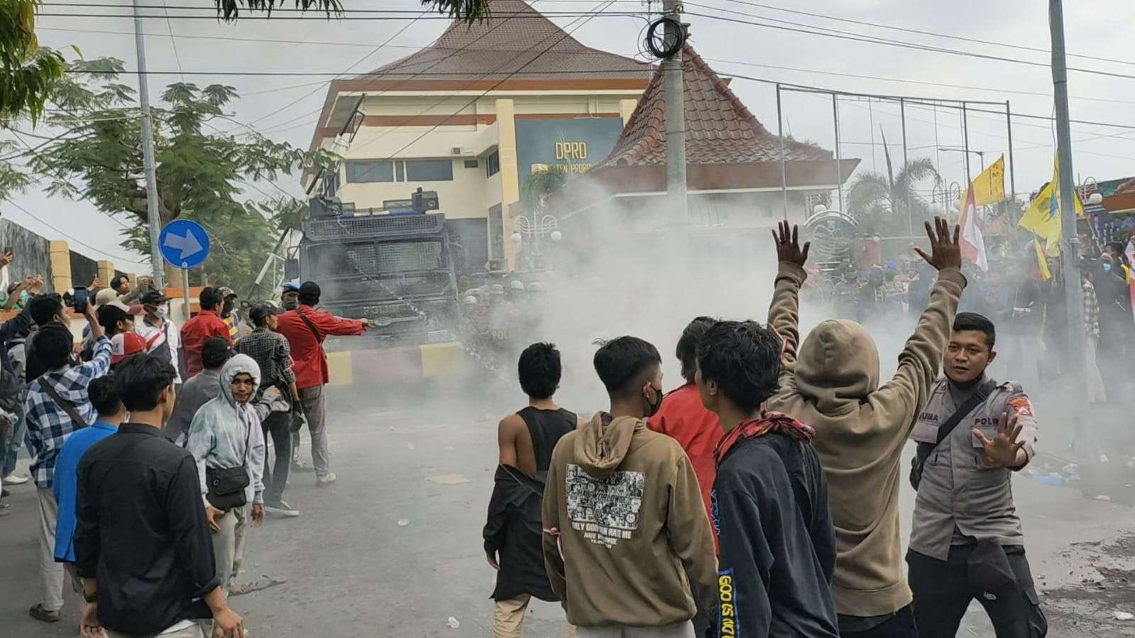 Ratusan mahasiswa yang tergabung dalam PMII, GMNI, dan BEM berdemonstrasi menolak RUU KUHP di depan gedung DPRD Kabupaten Probolinggo. (Foto: Ikhsan Mahmudi/Ngopibareng.id)