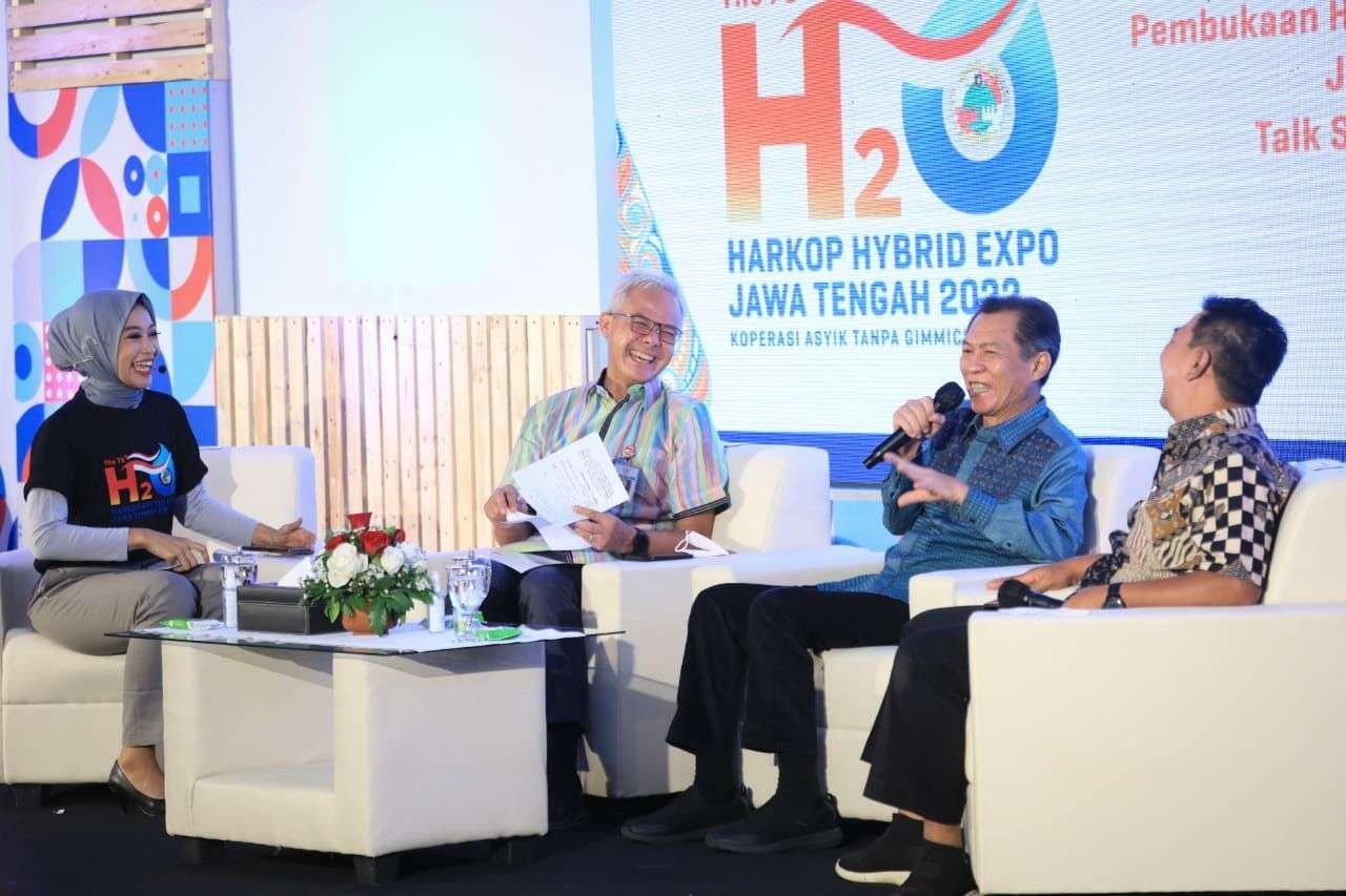 Cerita keberhasilan koperasi di Cilacap dalam mengelola TPI dan meningkatkan capaian hasil membuat Gubernur Jawa Tengah Ganjar Pranowo sumringah. (Foto: Ist)
