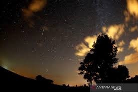 Hujan meteor akan dapat dinikmati dari langit Indonesia. (Foto: Antaranews.com)