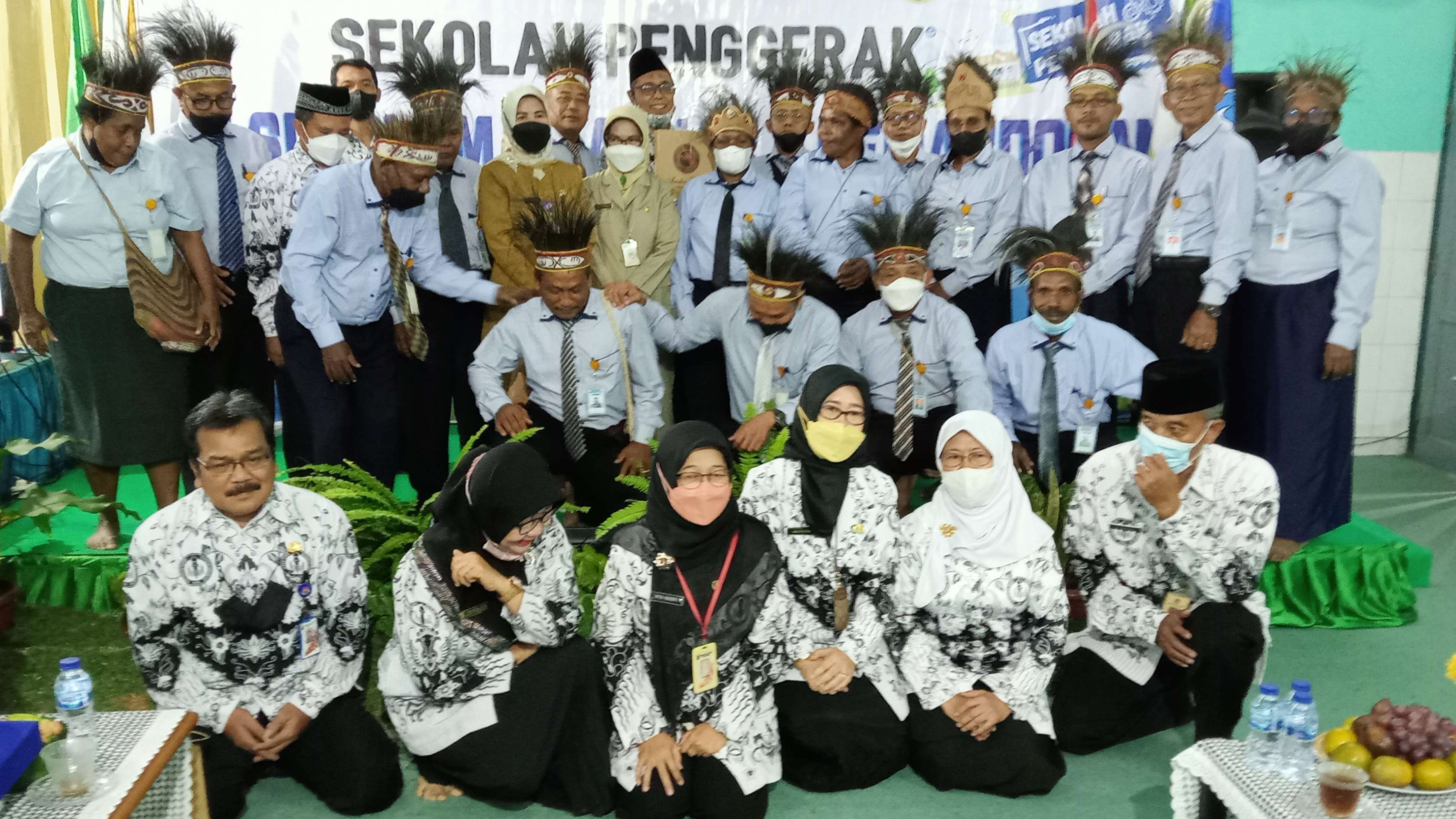 Kepala Sekolah Dasar dari Kabupaten Jayapura berfoto bersama di SDI Al Azhar 5 Kemandoran Jakarta (Foto: Asmanu Sudarso/Ngopibareng.id)