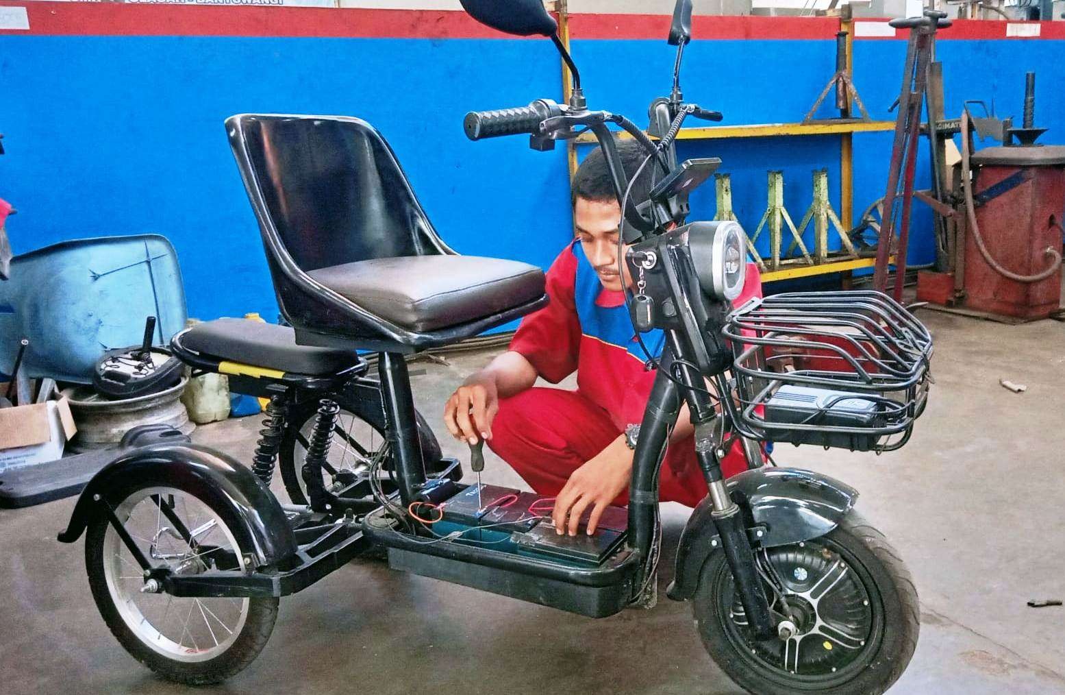 Sepeda motor listrik khusus penyandang disabilitas buatan pelajar SMKN I Banyuwangi. (Foto: Istimewa)