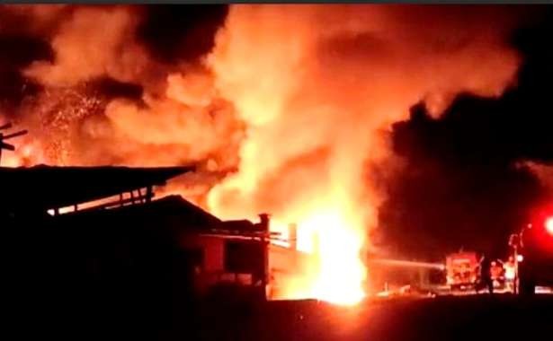 Rumah kontrakan penyimpanan drum BBM solar di Desa Silolembu, Kecamatan Curahdami Bondowoso dilalap api, Senin 25 Juli 2022 tengah malam. (foto: guido saphan/ngopibareng.id)