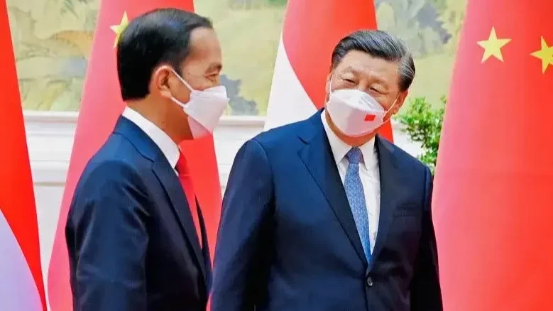 Presiden Joko Widodo (kiri) disambut Presiden China Xi Jinping saat tiba untuk melaksanakan pertemuan bilateral di Villa 14, Diaoyutai State Guesthouse, Beijing, China, Selasa, 26 Juli 2022. (Foto; Setpres)