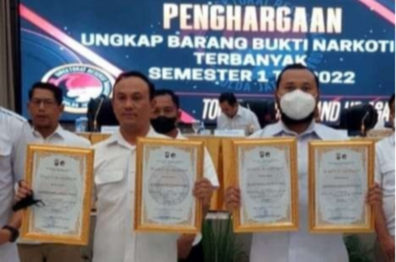 Kasatresnarkoba Polres Jember AKP Sugeng Iriyanto (kiri) saat menerima penghargaan dari Polda Jatim. (Foto: Istimewa)