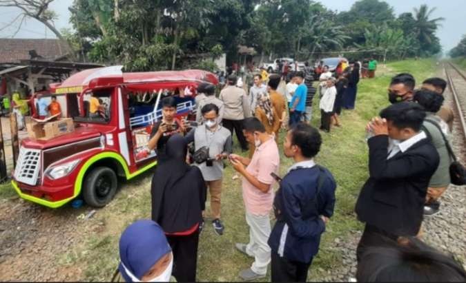 Mobil odong odong yang tertabrak KA di Desa Silebu, Kecamatan Kragilan, Kabupaten Serang, Banten, Selasa 26 Juli 2022 bagian ekornya rusak. Dalam kecelakaan itu 9 penumpang meninggal (Foto: istimewa)