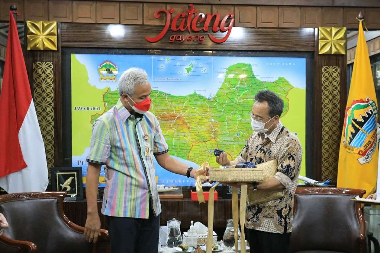 Gubernur Jawa Tengah Ganjar Pranowo bersama Kepala Perwakilan Kantor Indonesia JICA, Yasui Takehiro, di kantornya, Selasa 26 Juli 2022.  (Foto: ist)
