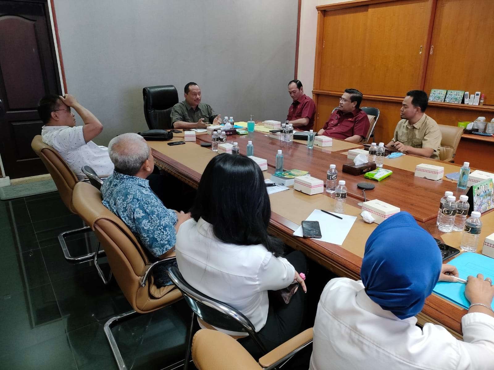 Ketua KONI Jatim M Nabil (tengah) saat menerima kunjungan KONI Jateng di Surabaya, Kamis 27 Juli 2022. (Foto: Istimewa)