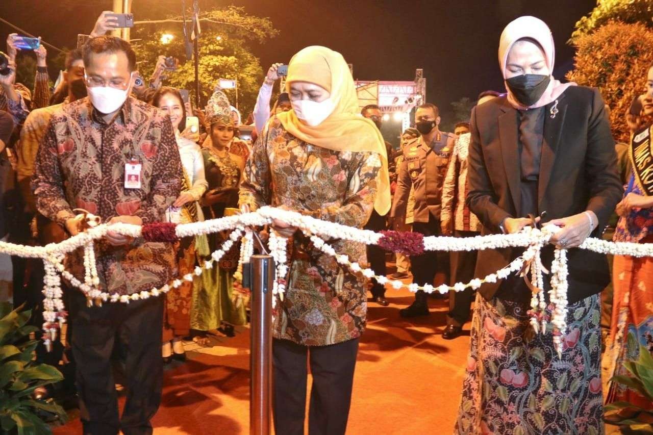Gubernur Jawa Timur Khofifah Indar Parawansa saat menggunting pita simbol dimulainya Jatim Kominfo Festival di Kota Batu. (Foto: ist)