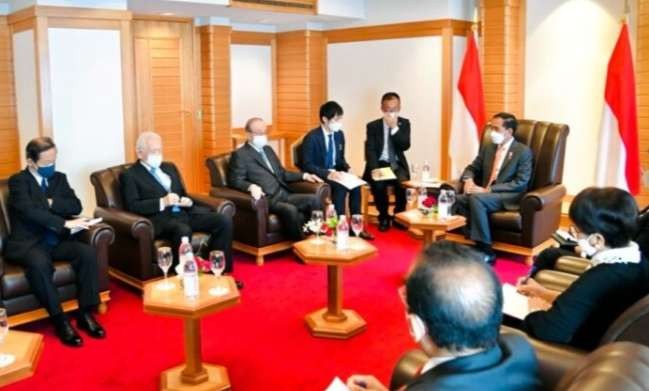 Presiden Joko Widodo menerima kunjungan kehormatan Ketua Japan-Indonesia Parliamentary Friendship League Nikai Toshihiro di Salon Room, (Foto: Setpres)