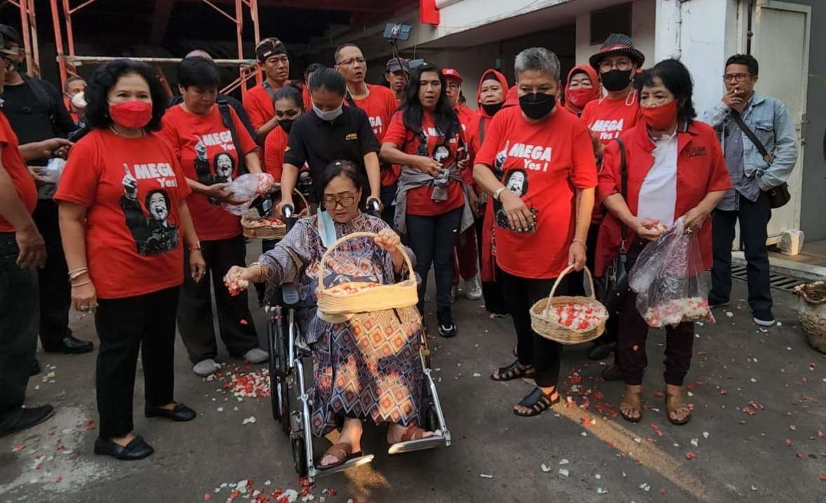 PDIP tabur bunga di kantor DPP PDI Jalan Diponegoro untuk mengenang tragedi 27 Juli. (Foto: Istimewa)
