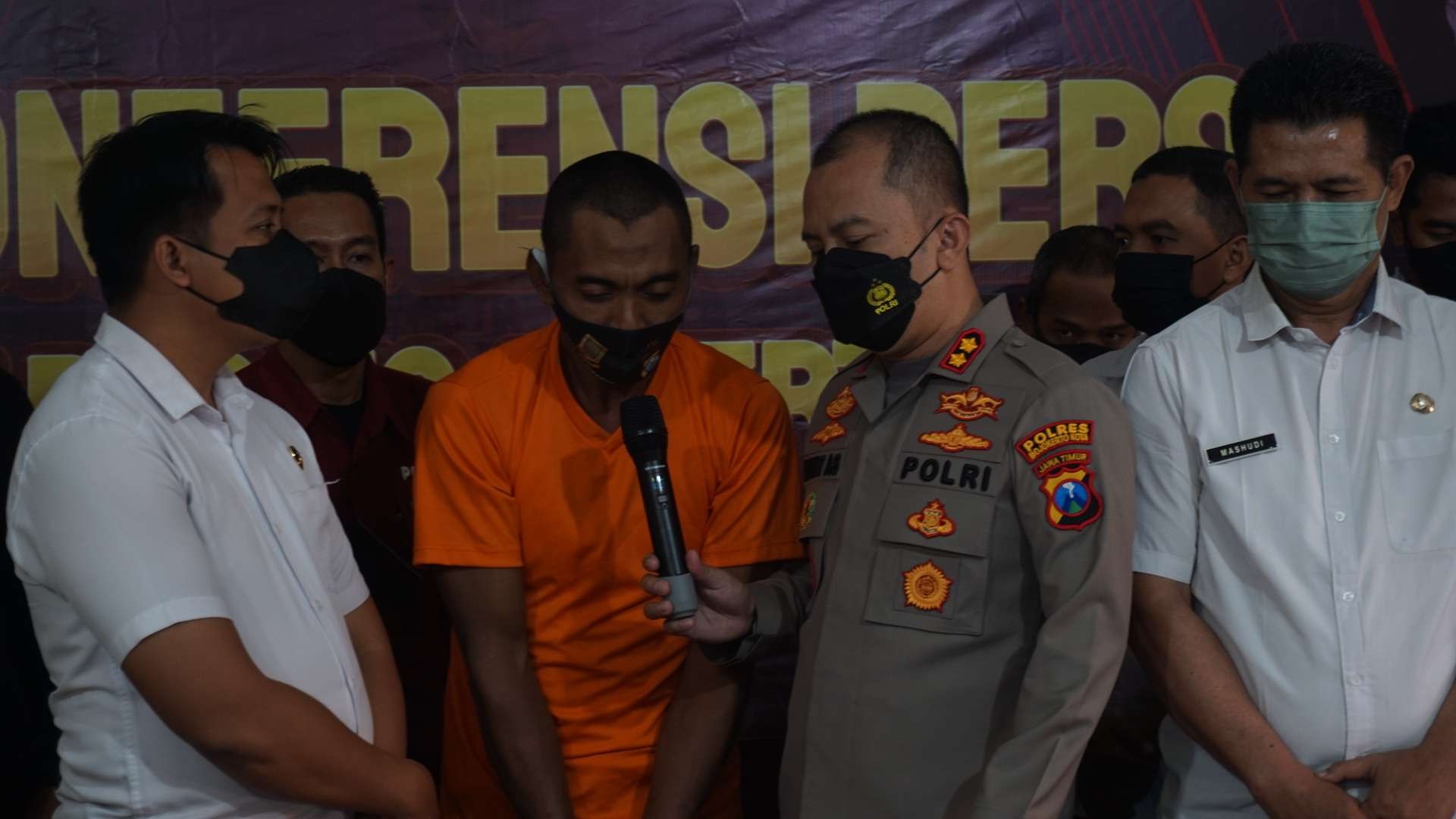 Konferensi pers ungkap kasus pencurian besi di Mapolres Mojokerto Kota. (Foto: Deni Lukmantara/Ngopi bareng)