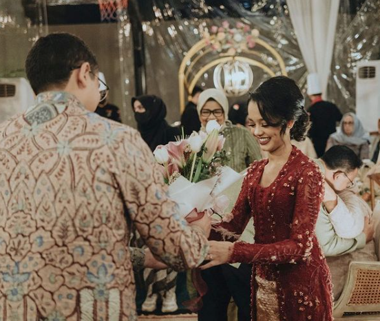 Mutiara Annissa Baswedan, putri pertama Gubernur DKI Jakarta, Anies Baswedan, saat prosesi lamaran dengan Ali Saleh Alhuraiby, pada 22 Mei 2022. (Foto: Instagram @tiabaswedan)