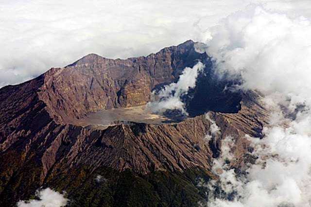 Gunung Raung berlokasi di perbatasan antara Kabupaten Banyuwangi, Bondowoso dan Jember yang Meletus, pada Rabu 27 Juli 2022 sore. (Foto: dok.Ngopibareng.id)
