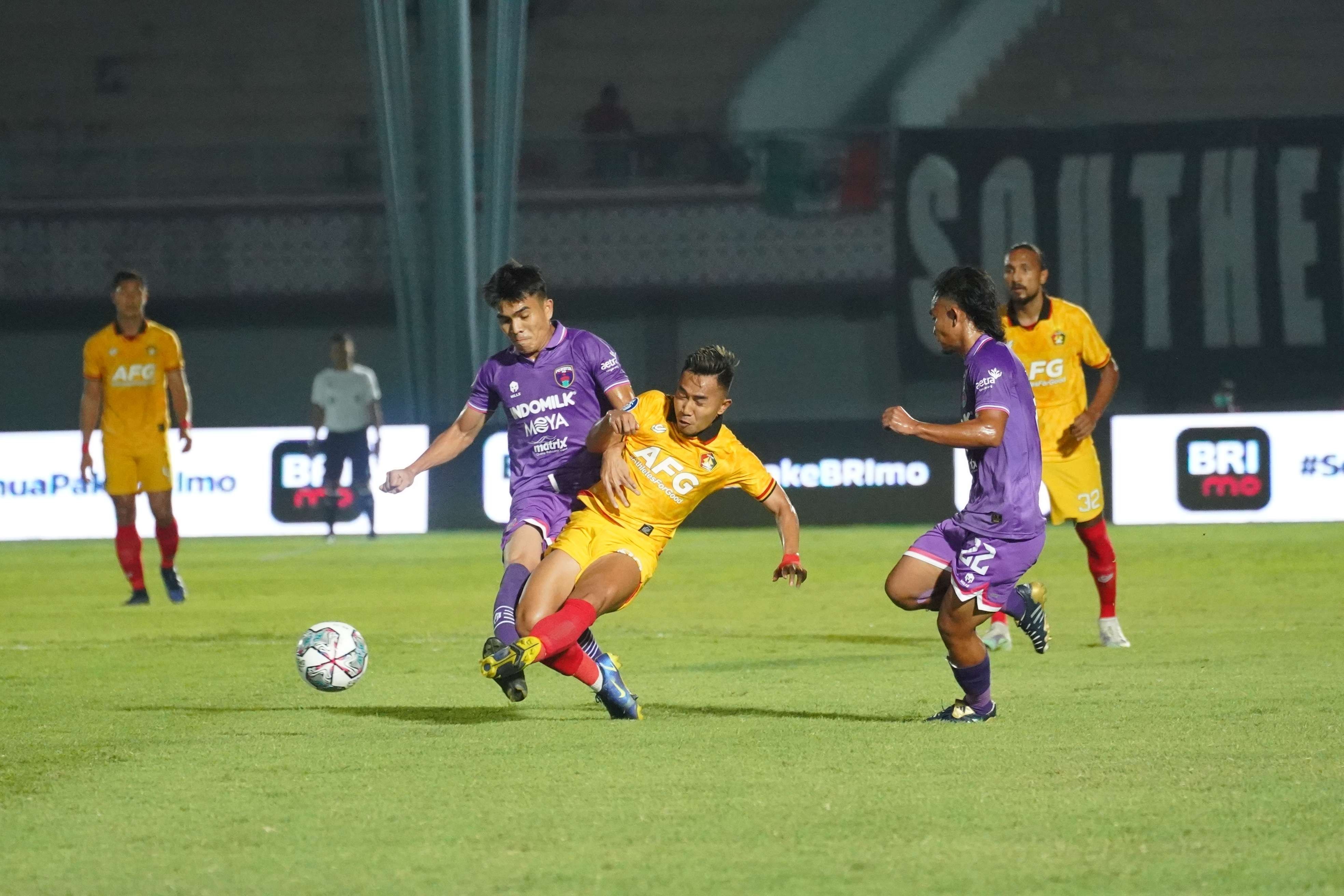 Arthur Irawan terlihat mengemban ban kapten Persik Kediri saat menghadapi Persita Tangerang pada laga perdana Liga 1 2022/2023 di Stadion Indomilk Arena, Tangerang, Senin 25 Juli 2022. (Foto: Istimewa)