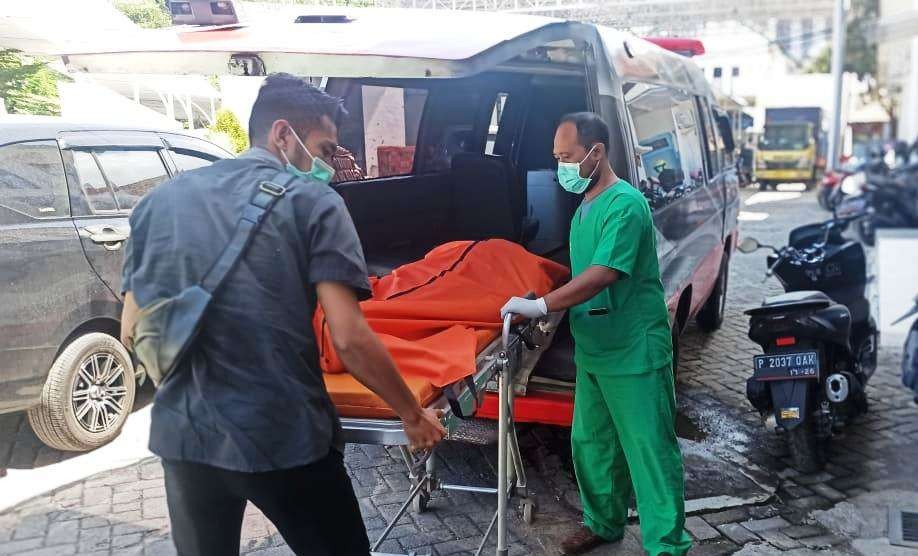 Jenazah korban ABK diduga keracunan gas dievakuasi ke kamar jenazah RSUD Blambangan, Banyuwangi, Jawa Timur. (Foto: Muh Hujaini/Ngopibareng.id)
