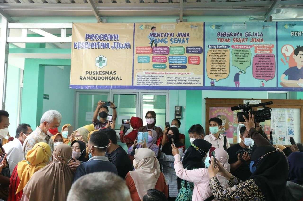 Gubernur Jawa Tengah Ganjar Pranowo meninjau vaksinasi booster di Puskesmas Randudongkal, Kabupaten Pemalang, Kamis 28 Juli 2022. (Foto: ist)