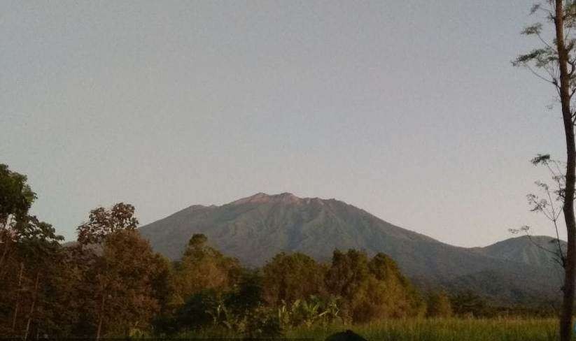Visual Gunung Raung, pada Kamis 28 Juli 2022 pagi. Gunung Raung sempat mengalami erupsi pada Rabu sore kemarin. (Foto: Istimewa)