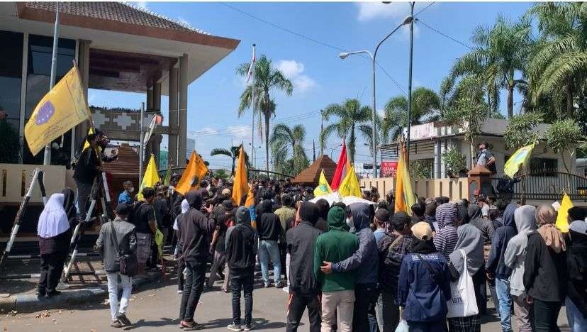 Aktivis PMII Jember menggelar aksi unjuk rasa di depan Kantor DPRD Jember (Foto:Rusdi/Ngopibareng.id)